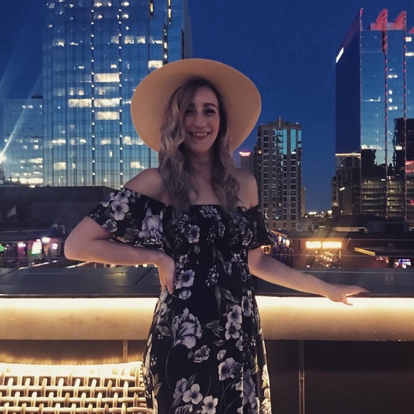 Meet your Posher, Demi - Picture 1 of 1